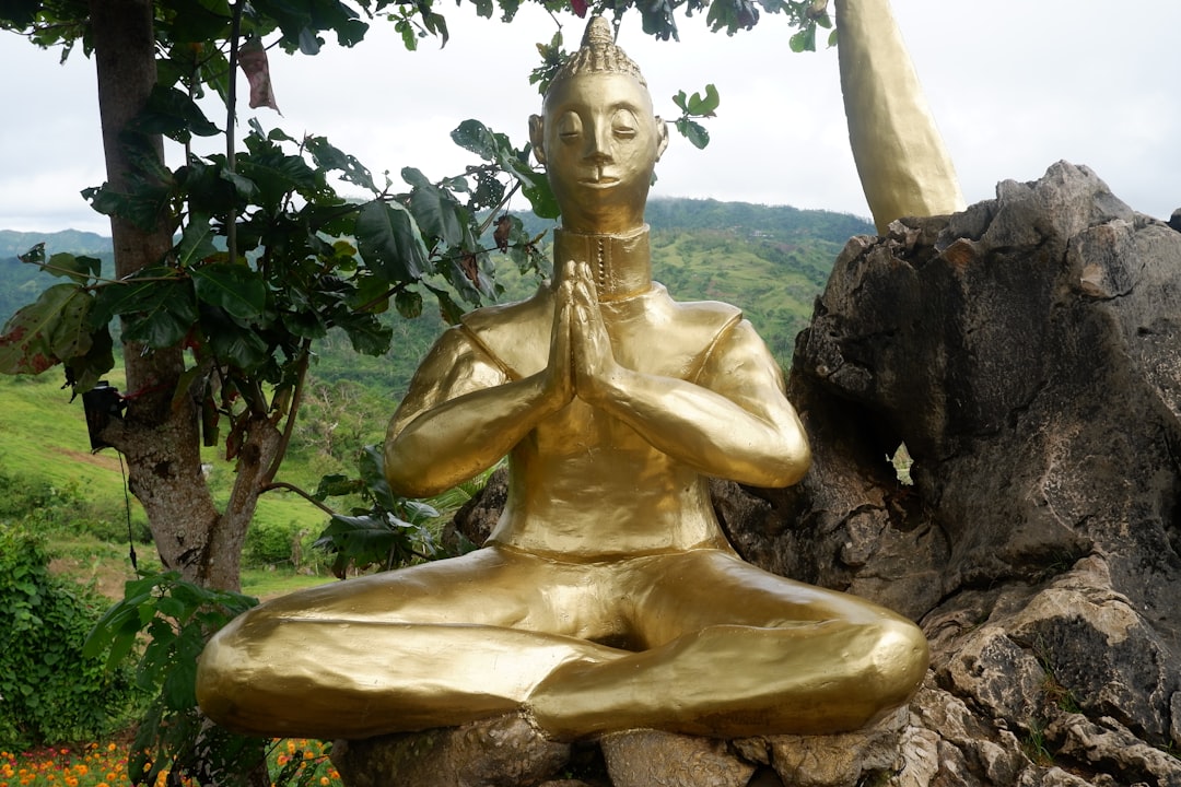 Person bei einer Atemübung in ruhiger Umgebung